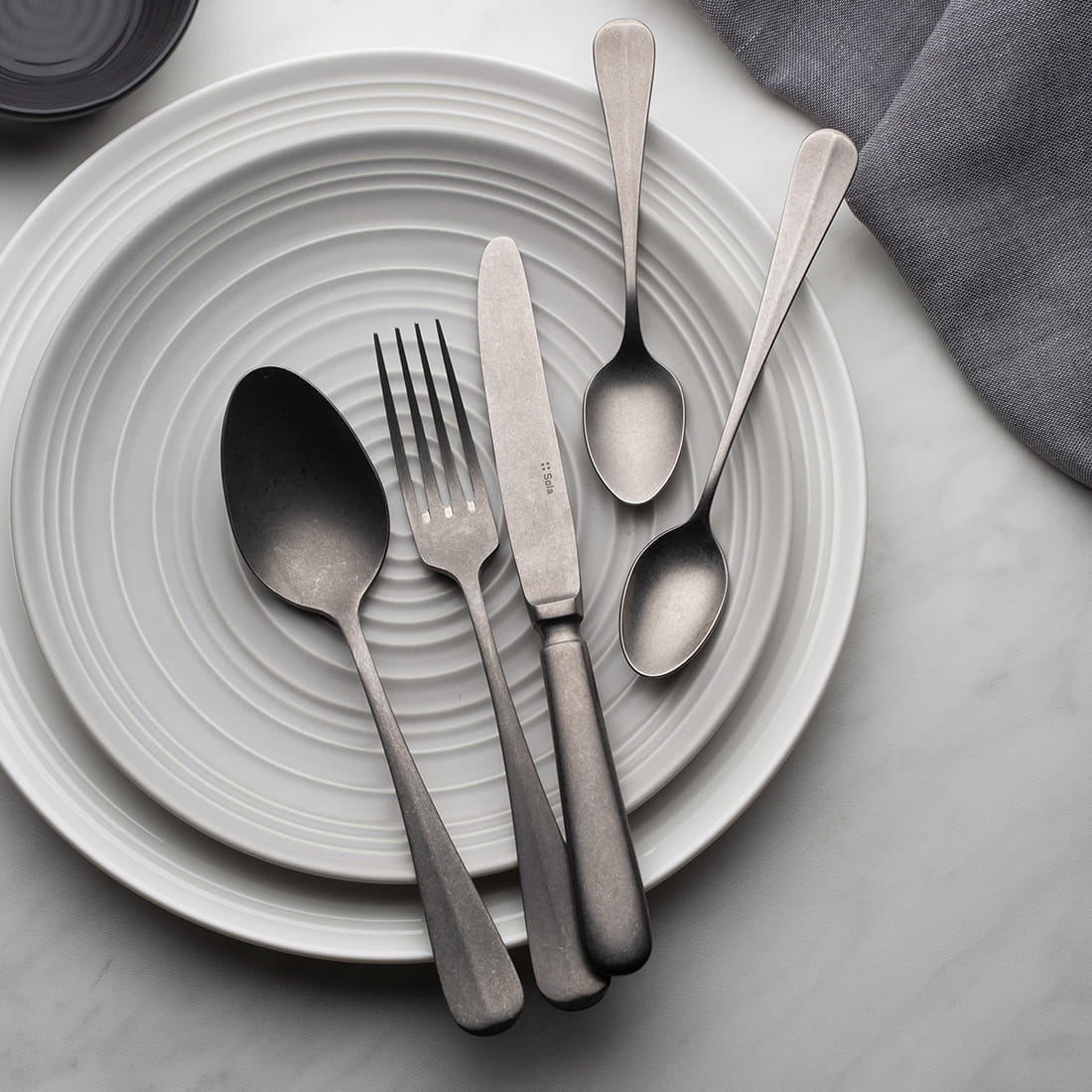 Baguette_Vintage_Silver_emo_1 background+1.jpg